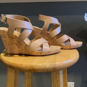9.5M INC cork wedge. Rosy straps.